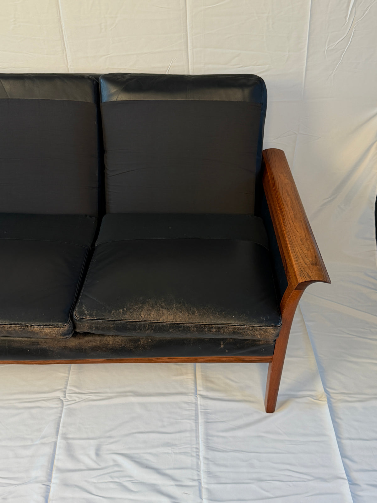 Original sofa cushion closeup showing leather wear, IMG 4400
