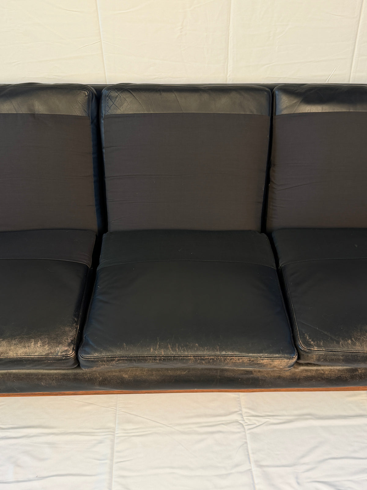 Original sofa cushion closeup showing leather wear, IMG 4401