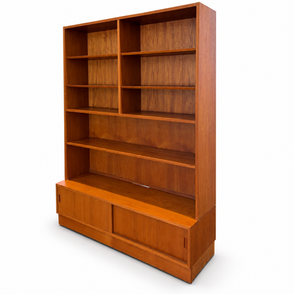 Hundevad Danish Teak Media Bookcase and Credenza, Attributed to Carlo Jensen — detail 9