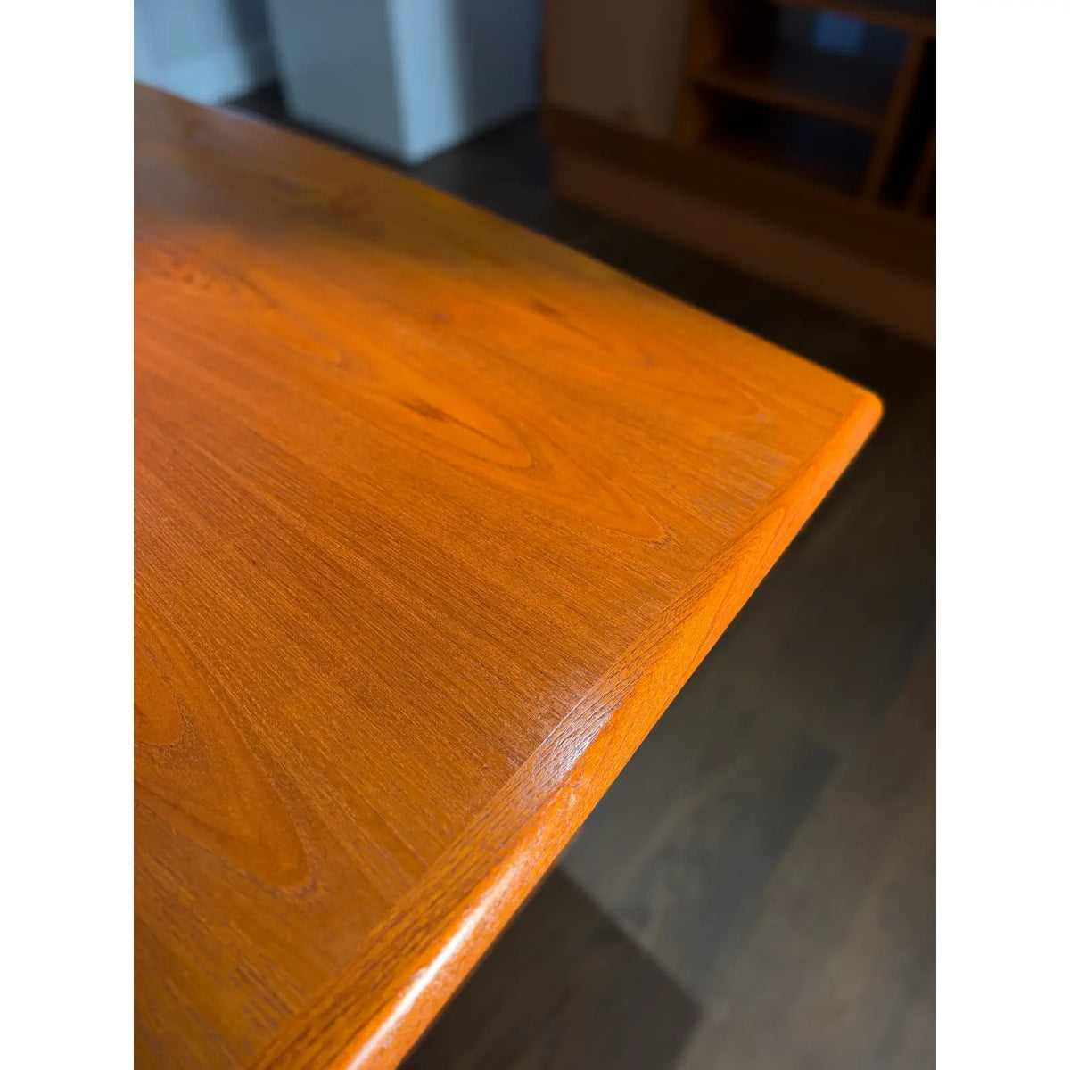 Teak expanding dining table, tabletop edge and corner detail