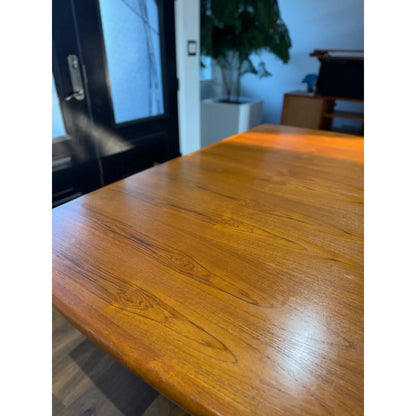 Teak expanding dining table, top grain and finish detail