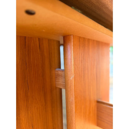Teak expanding dining table, underside joinery and base connection